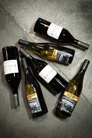 Ein Packet mit sechs Flaschen Weisswein bestehend aus drei Flaschen Le Tourbillon Macabeo und drei Flaschen Ribolla Gialla Collio.