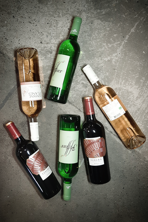 Ein Packet mit jeweils zwei Flaschen Weiss-, Rosé-, und Rotwein aus Goldmuskateller, Tempranillo, Grenache und Cinsault.