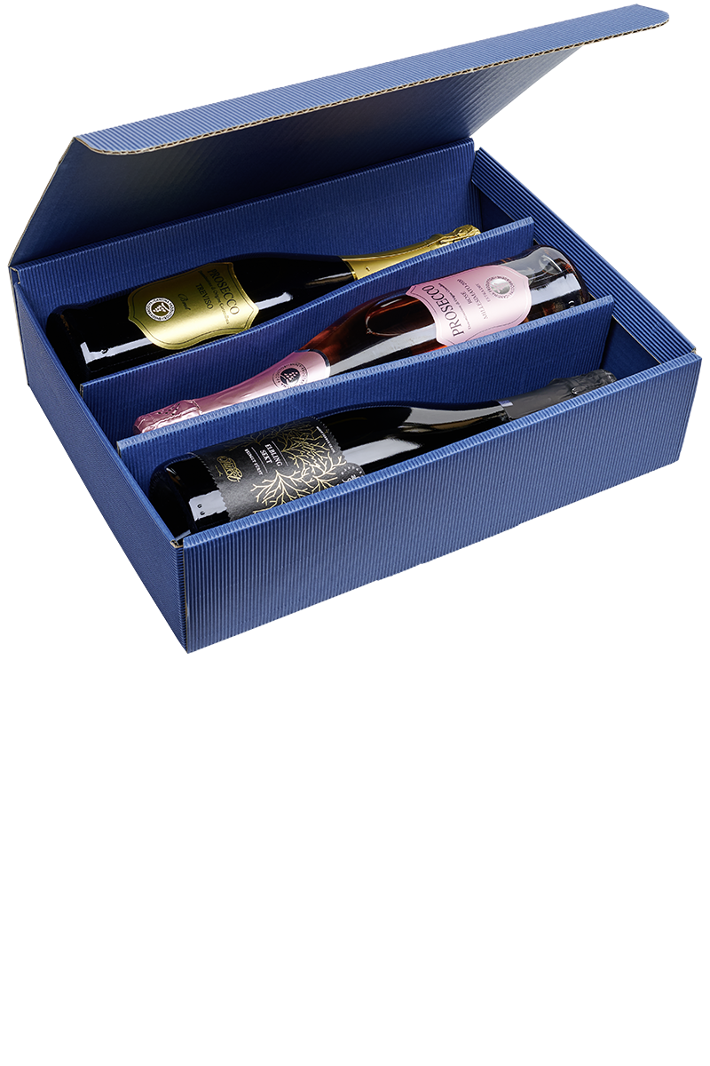 Eine versandfertige blaue Präsentbox mit drei Flaschen Schaumwein aus Elbling, Glera und Spätburgunder.