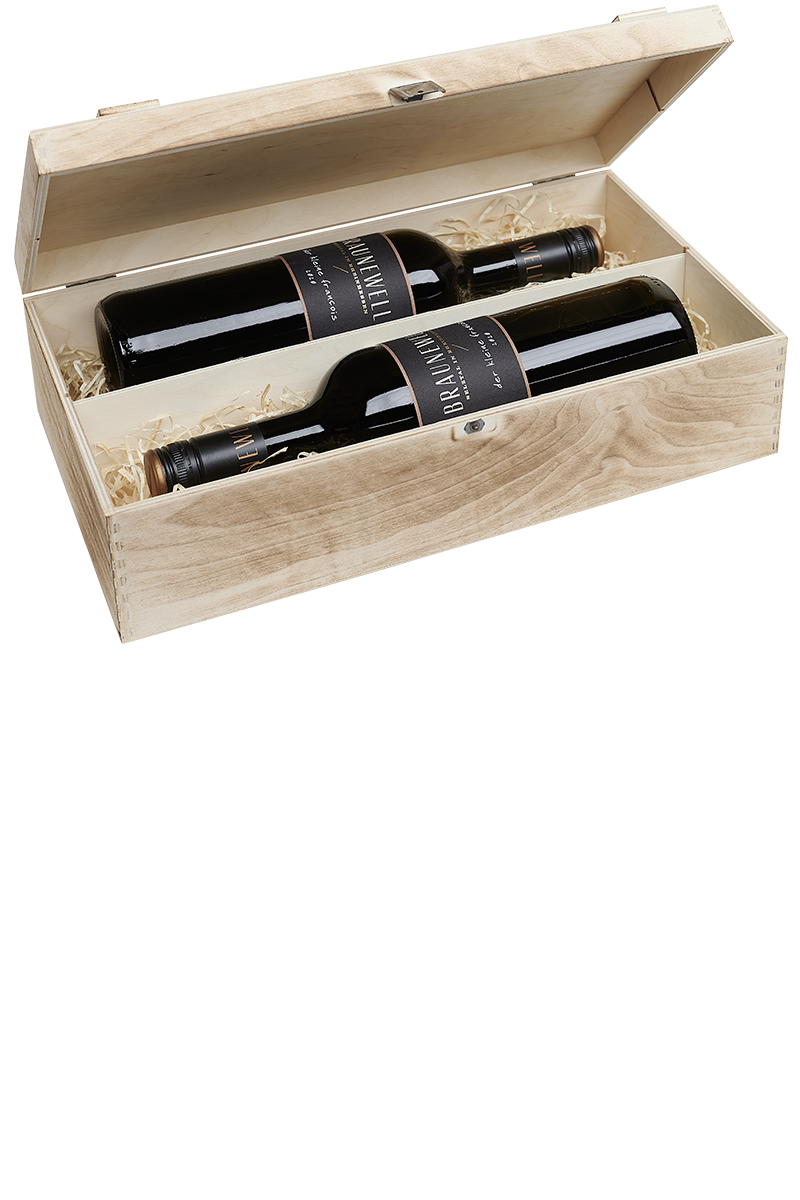Eine versandfertige Weinkiste aus Holz mit jeweils zwei Flaschen deutschem Rotwein.