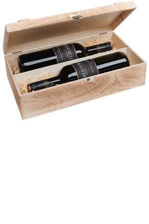 Eine versandfertige Weinkiste aus Holz mit jeweils zwei Flaschen deutschem Rotwein.