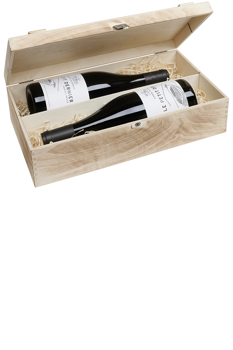 Eine versandfertige Weinkiste aus Holz mit jeweils zwei Flaschen französischem Bio Rotwein.