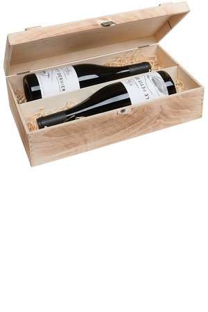 Eine versandfertige Weinkiste aus Holz mit jeweils zwei Flaschen französischem Bio Rotwein.