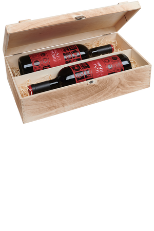 Eine versandfertige Weinkiste aus Holz mit jeweils zwei Flaschen italienischem Bio Rotwein.