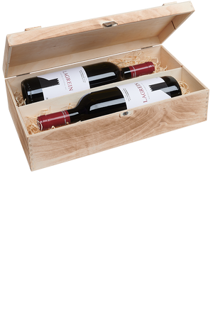 Eine versandfertige Weinkiste aus Holz mit jeweils zwei Flaschen italienischem Rotwein.