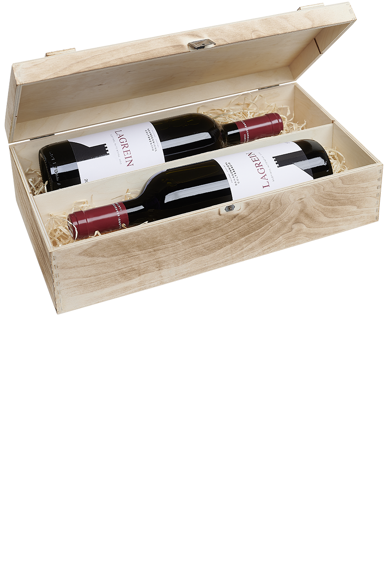 Eine versandfertige Weinkiste aus Holz mit jeweils zwei Flaschen italienischem Rotwein.
