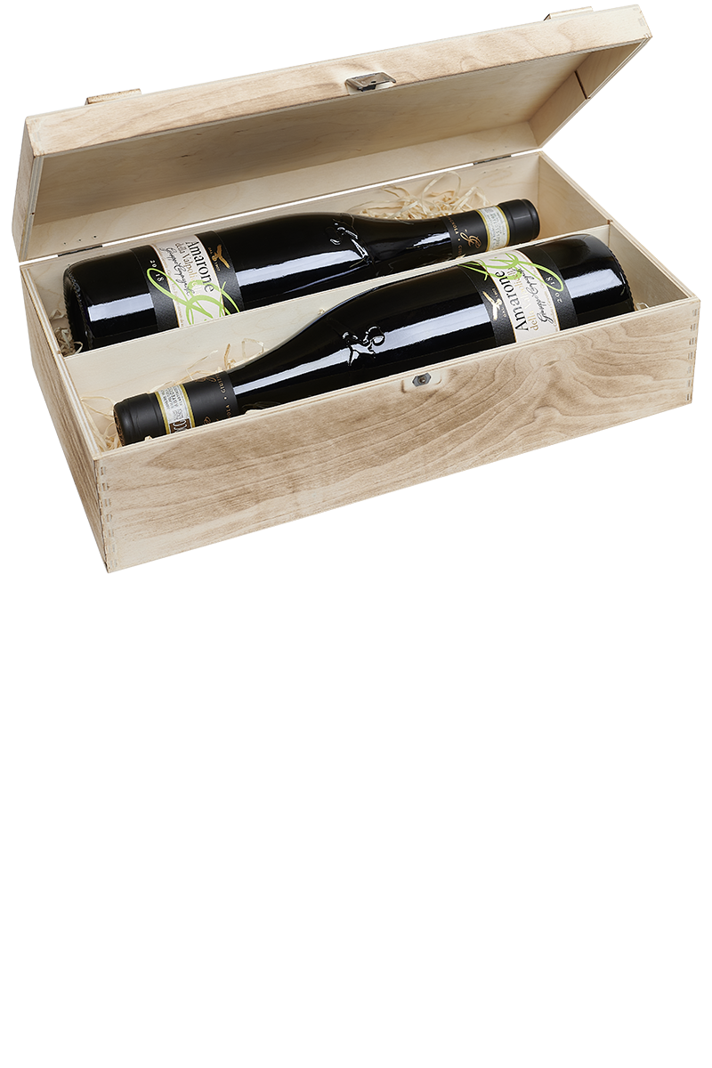 Eine versandfertige Weinkiste aus Holz mit jeweils zwei Flaschen italienischem Bio Rotwein.