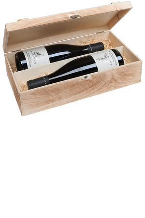 Eine versandfertige Weinkiste aus Holz mit jeweils zwei Flaschen deutschem Rotwein.