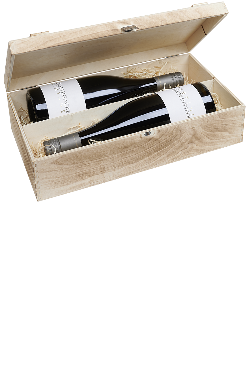 Eine versandfertige Weinkiste aus Holz mit jeweils zwei Flaschen deutschem Rotwein.