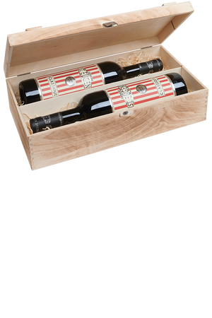 Eine versandfertige Weinkiste aus Holz mit jeweils zwei Flaschen französischem Rotwein.