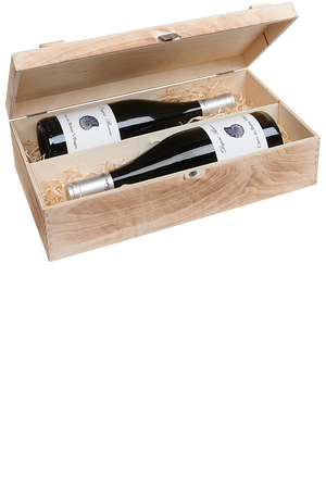 Eine versandfertige Weinkiste aus Holz mit jeweils zwei Flaschen französischem Bio Rotwein.