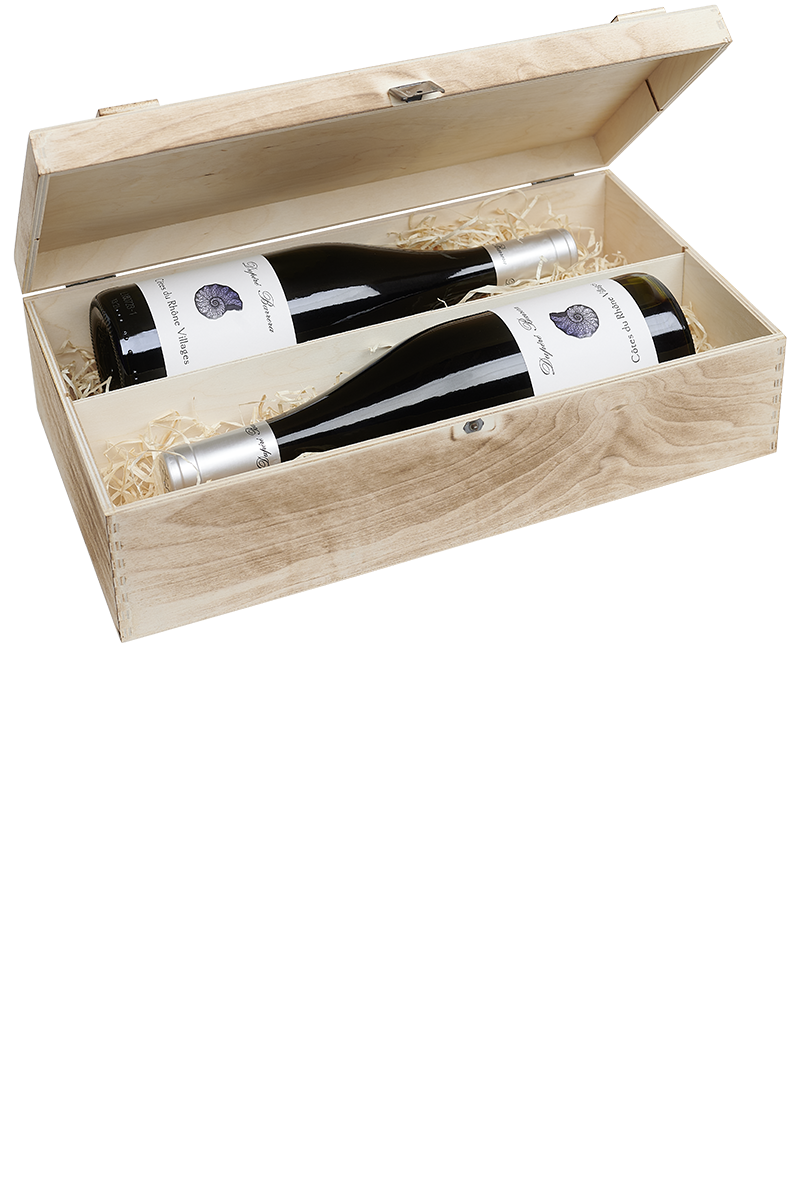 Eine versandfertige Weinkiste aus Holz mit jeweils zwei Flaschen französischem Bio Rotwein.