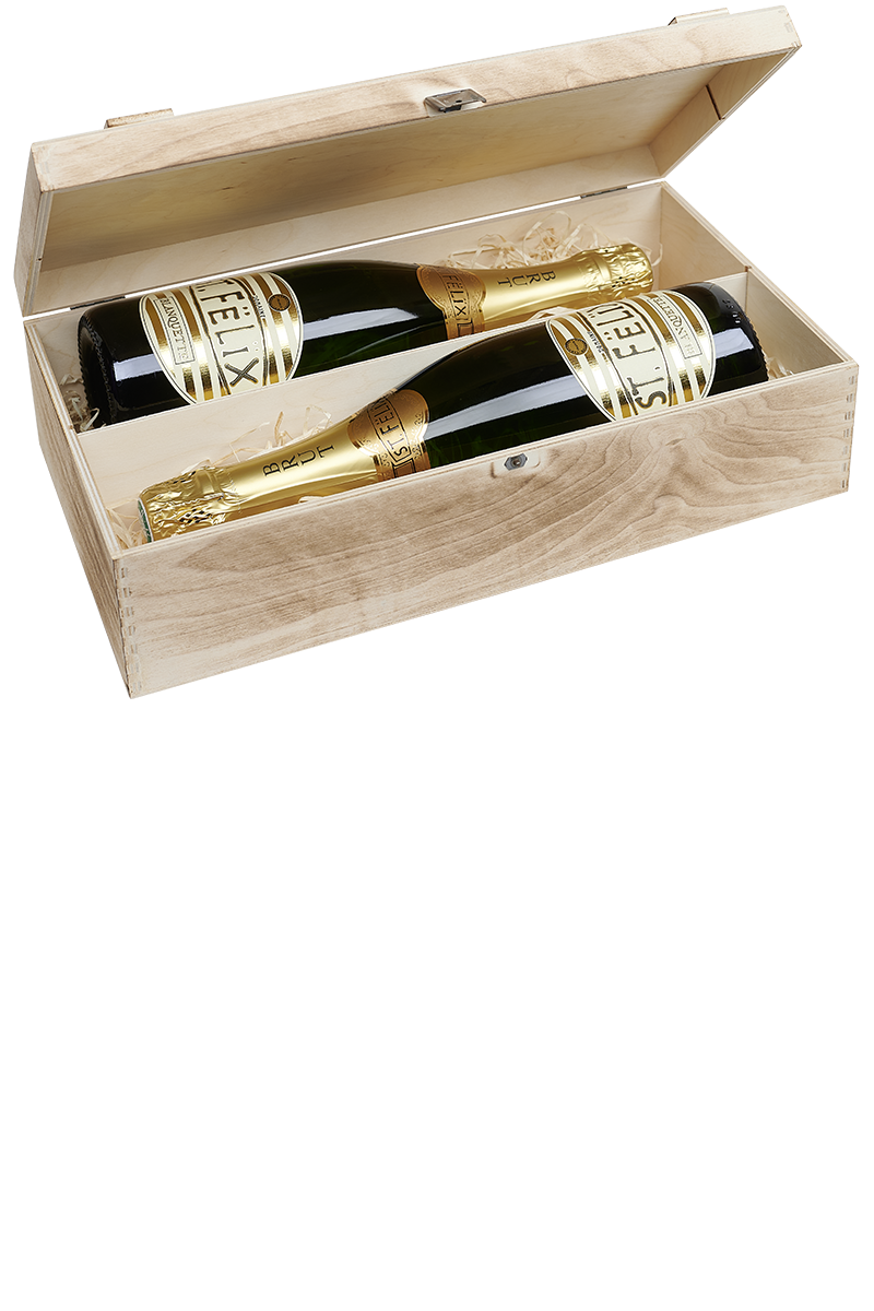 Eine versandfertige Weinkiste aus Holz mit jeweils zwei Flaschen französischem Sekt.