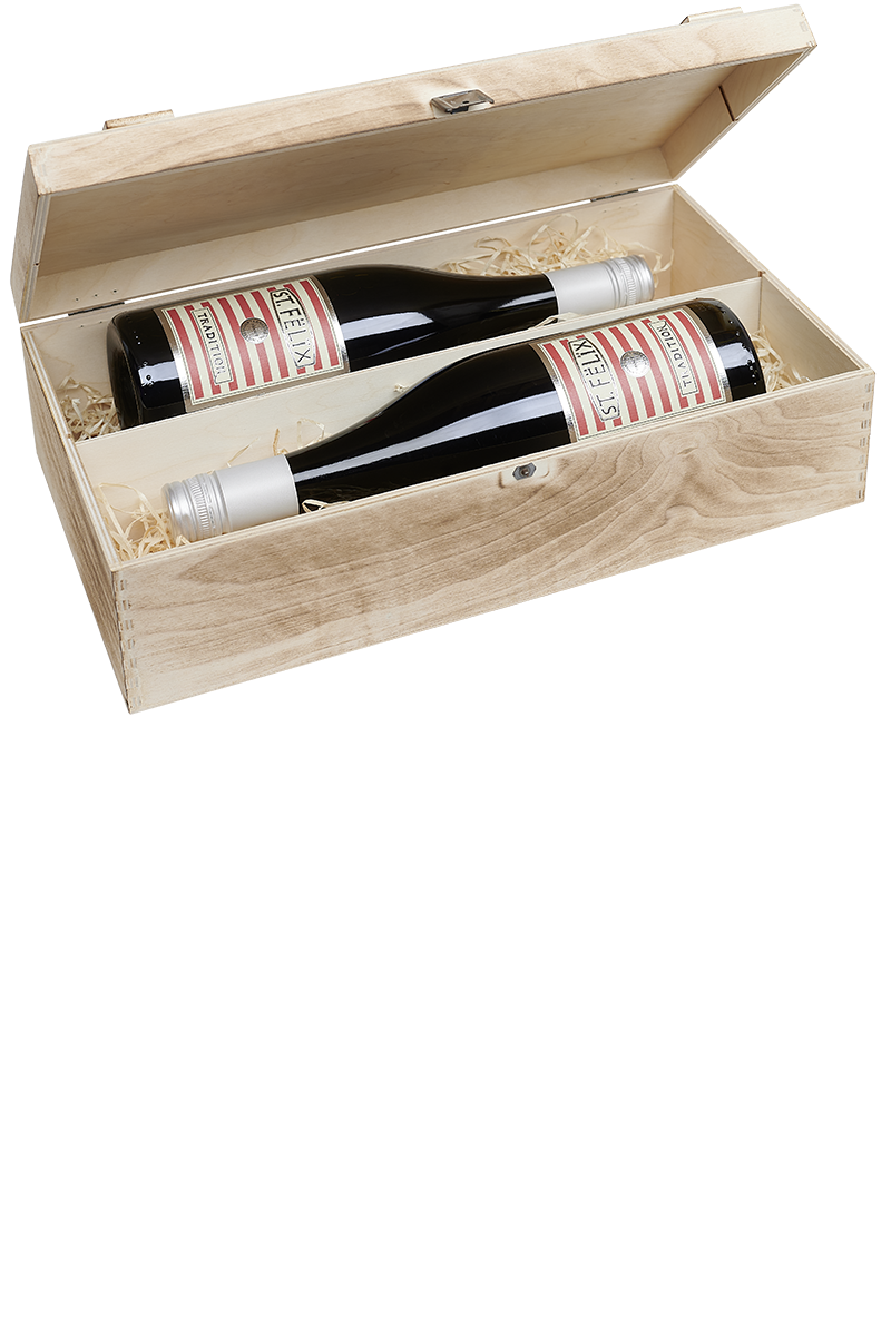 Eine versandfertige Weinkiste aus Holz mit jeweils zwei Flaschen französischem Rotwein.