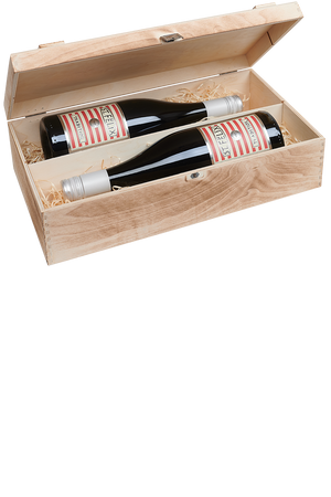 Eine versandfertige Weinkiste aus Holz mit jeweils zwei Flaschen französischem Rotwein.
