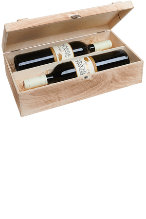 Eine versandfertige Weinkiste aus Holz mit jeweils zwei Flaschen französischem Bio Rotwein.