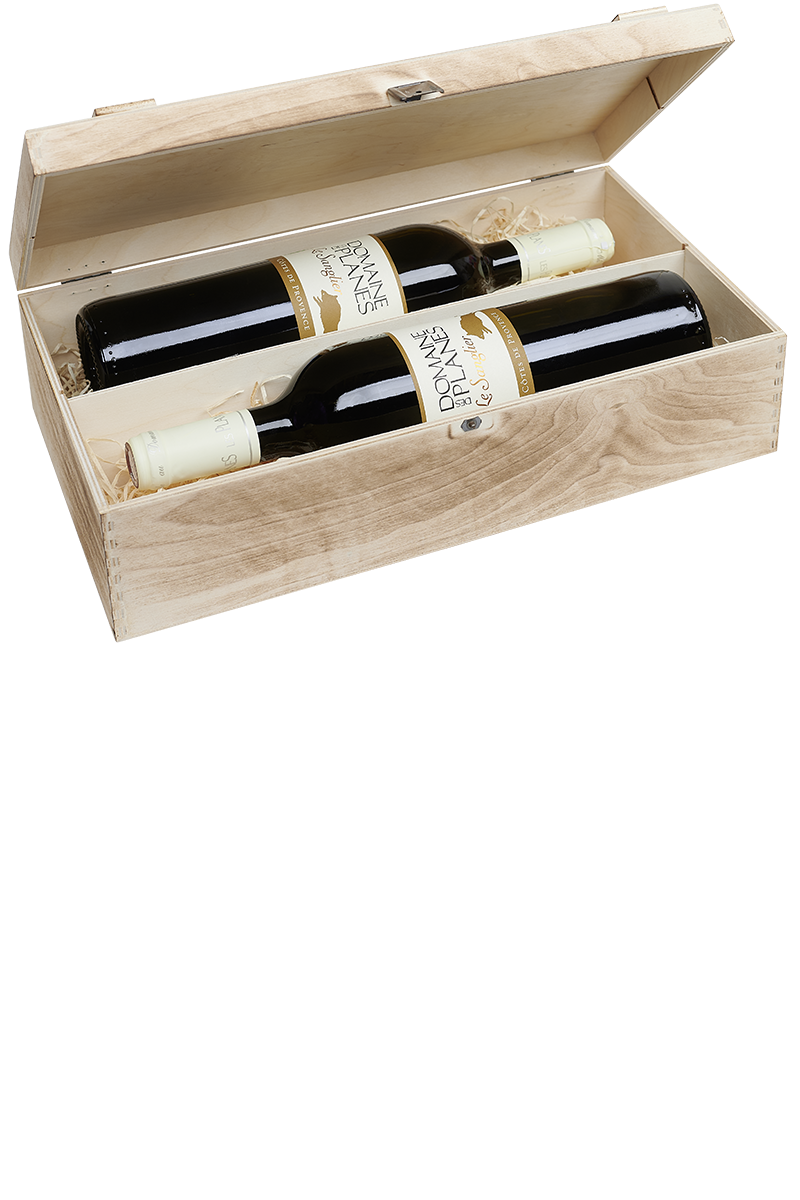 Eine versandfertige Weinkiste aus Holz mit jeweils zwei Flaschen französischem Bio Rotwein.