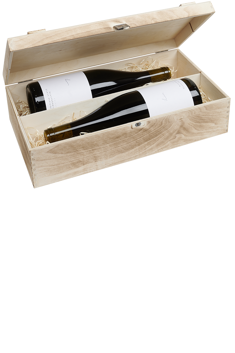 Eine versandfertige Weinkiste aus Holz mit jeweils zwei Flaschen österreichischen Bio Rotwein.