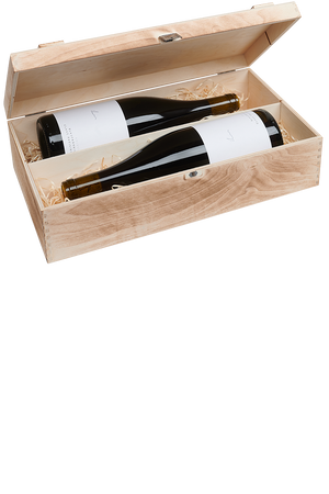 Eine versandfertige Weinkiste aus Holz mit jeweils zwei Flaschen österreichischen Bio Rotwein.