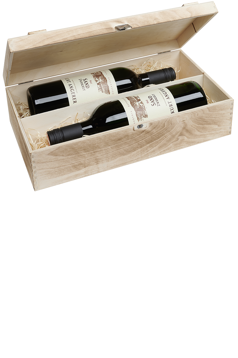 Eine versandfertige Weinkiste aus Holz mit jeweils zwei Flaschen österreichischen Bio Rotwein.
