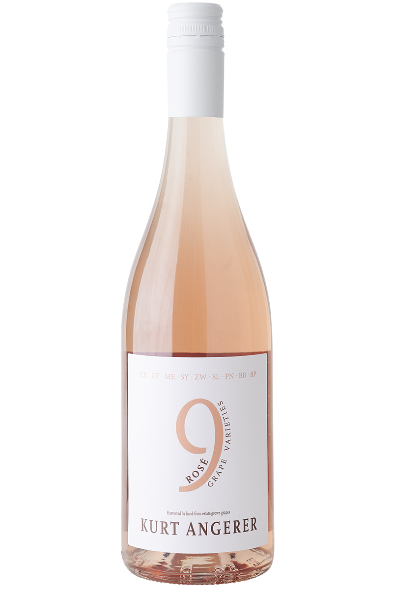 Eine Flasche österreichischer Roséwein gemischter Satz in einer Burgunder Flasche mit weissem Schraubverschluss.