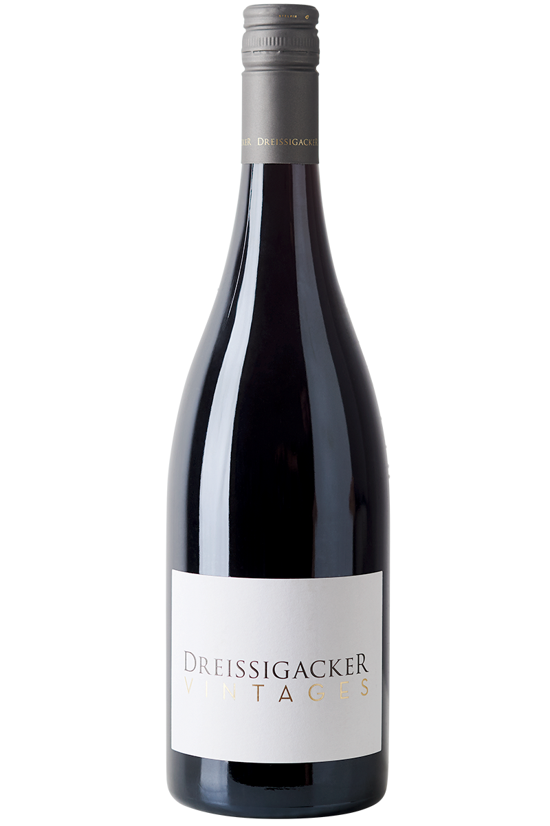 Eine Flasche deutscher Rotwein in einer Burgunder Flasche mit grauem Schraubverschluss.