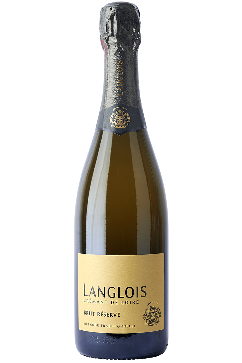 Eine Flasche französischer Crémant de Loire in einer dunklen Sektflasche mit einer schwarzen Kapsel.