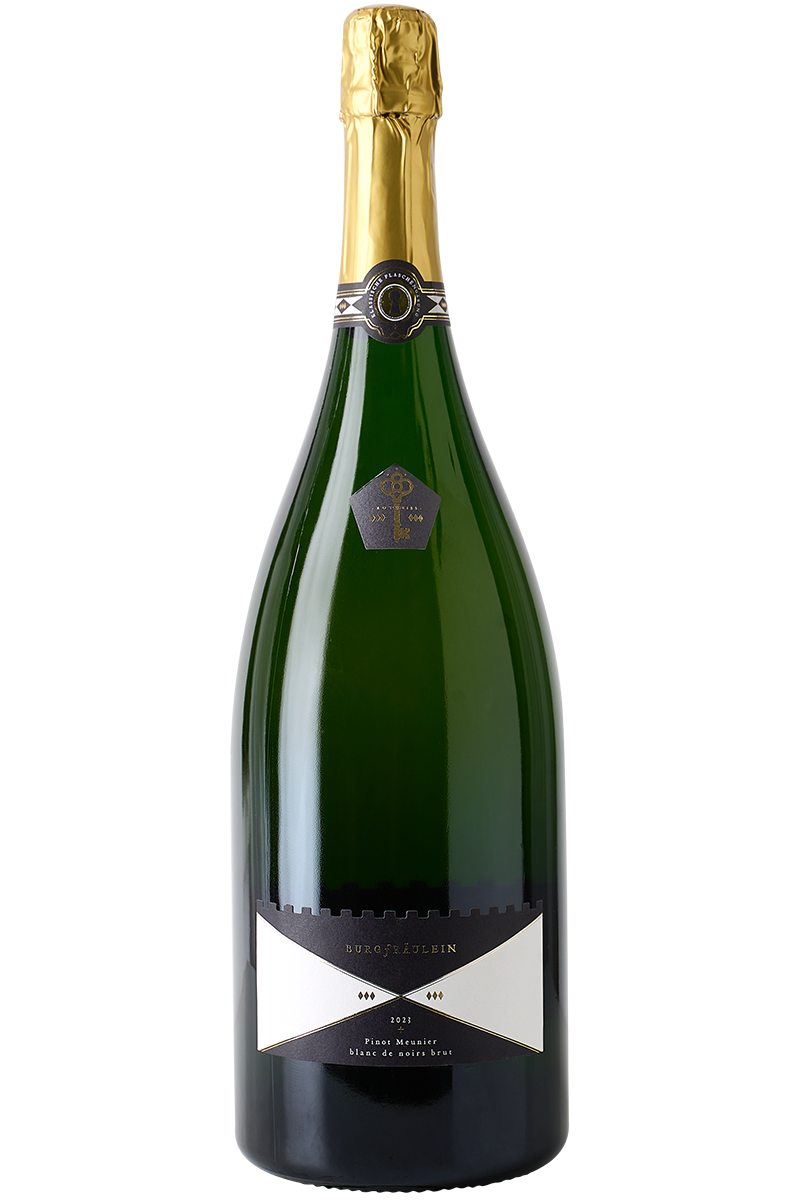 Eine Flasche deutscher Winzer Sekt Flaschengärung aus Pinot Meunier in einer Magnum Sektflasche mit goldener Kapsel.