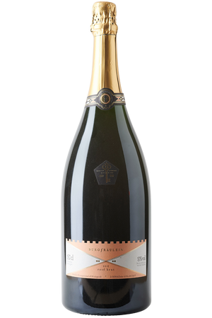 Eine Flasche deutscher Rosésekt in einer Magnum - Sektflasche mit goldener Kapsel.