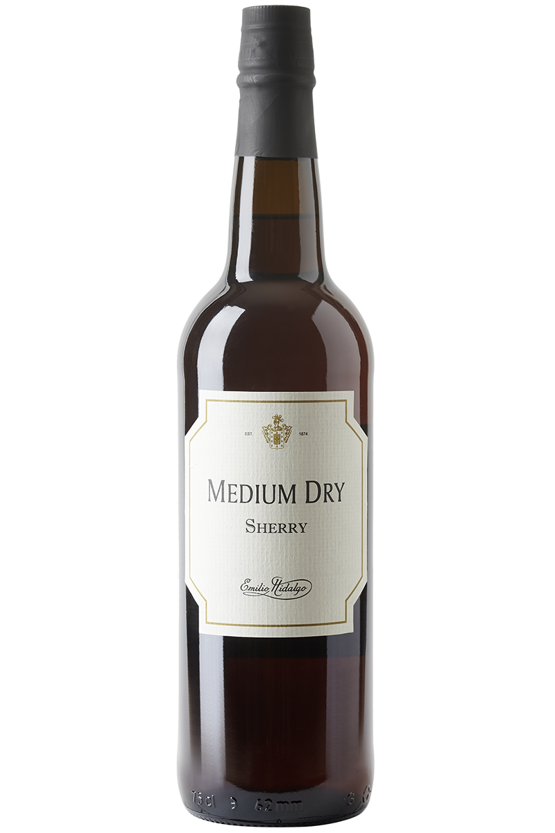 Eine Flasche spanischer Medium Dry Sherry in einer Sherry-Flasche mit einer schwarzen Kapsel.