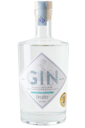 Eine  Flasche  deutscher  Winzer Gin  in  einer  hellen  Likörflasche  mit  Korken.