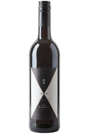 Eine Flasche deutscher Rotwein in einer Bordeaux - Flasche mit einem schwarzen Schraubverschluss.