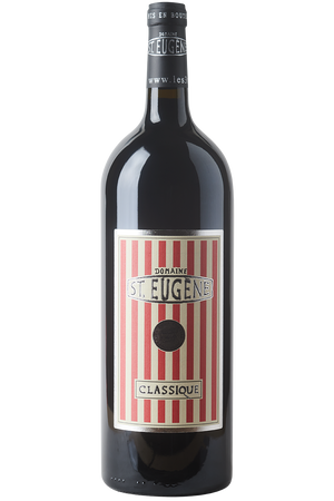 Eine Flasche Rotwein Cuvée in einer 1,5 Liter-Weinflasche mit einer schwarzen Kabsel.