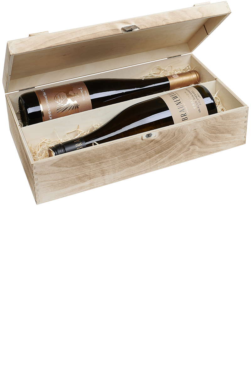 Eine versandfertige Weinkiste aus Holz mit jeweils einer Flasche deutschem Grauburgunder und Riesling.
