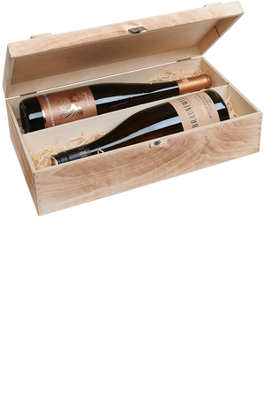 Eine versandfertige Weinkiste aus Holz mit jeweils einer Flasche deutschem Grauburgunder und Riesling.