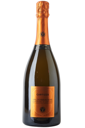 Eine Flasche italienischer Prosecco in einer dunklen Sektflasche mit einer orangefarbenen Kapsel.