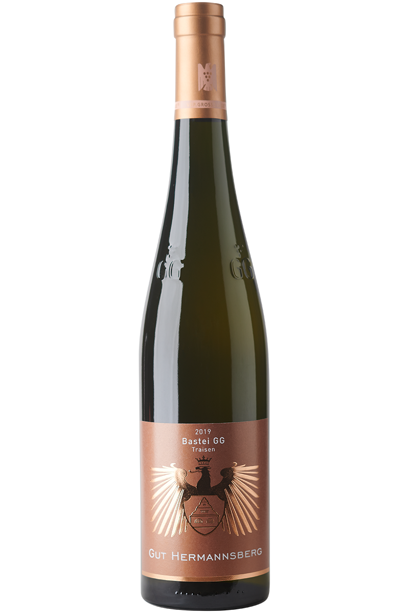 Eine Flasche Weißwein aus Riesling Reben in einer Schlegelflasche mit einer kupferfarbenen Kapsel.