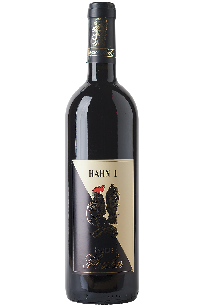 Eine Flasche österreichischer Rotwein in einer Bordeaux - Flasche mit einer schwarzen Kapsel.