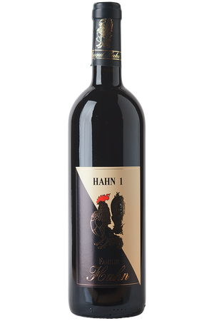 Eine Flasche österreichischer Rotwein in einer Bordeaux - Flasche mit einer schwarzen Kapsel.