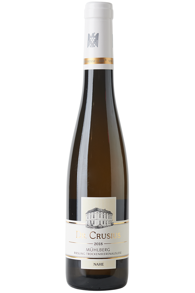 Eine Flasche deutscher Weißwein aus Riesling Reben in einer Schlegelflasche mit einer weißer Kapsel.