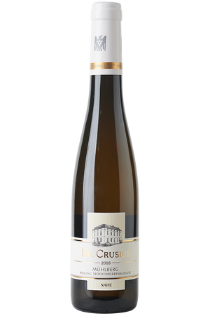 Eine Flasche deutscher Weißwein aus Riesling Reben in einer Schlegelflasche mit einer weißer Kapsel.