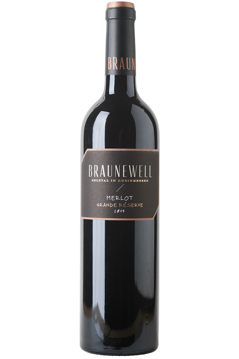 Eine Flasche deutscher Rotwein in einer Bordeaux - Flasche mit einer schwarzen Kapsel.