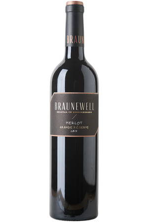 Eine Flasche deutscher Rotwein in einer Bordeaux - Flasche mit einer schwarzen Kapsel.