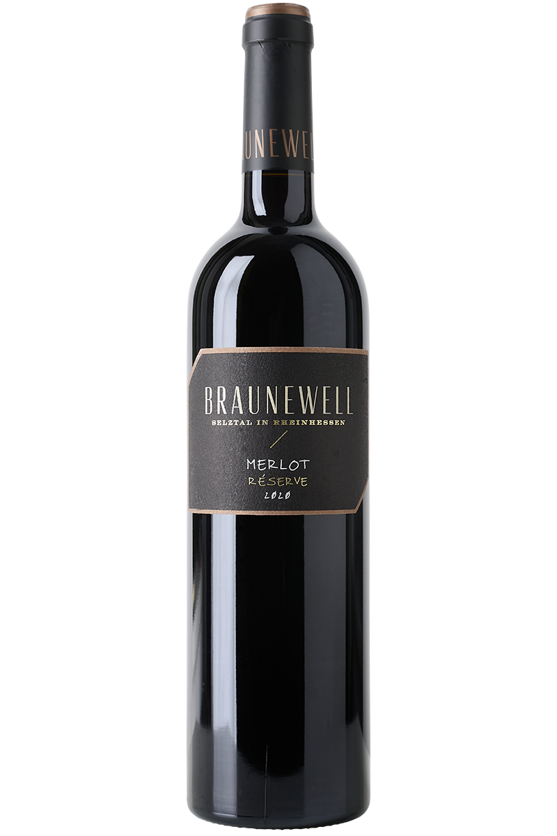 Eine Flasche deutscher Rotwein in einer Bordeaux - Flasche mit einer schwarzen Kapsel.