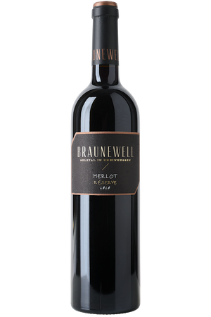 Eine Flasche deutscher Rotwein in einer Bordeaux - Flasche mit einer schwarzen Kapsel.