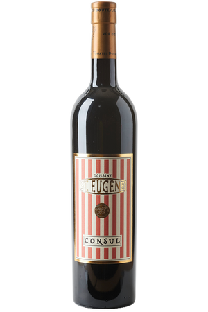 Eine Flasche Rotwein Cuvée in einer Bordeaux-Weinflasche mit einer goldenen Kapsel.