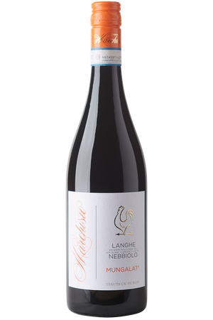 Eine Flasche italienischer Bio Rotwein aus Nebbiolo Trauben in einer Burgunder Flasche mit einem orangenen Schraubverschluss.