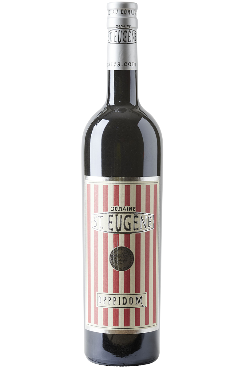 Eine Flasche französischer Rotwein Cuvée in einer Bordeaux Weinflasche mit einer silbernen Kapsel.