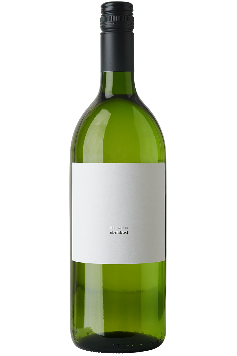 Eine Liter Flasche Spanischer Bio Weisswein aus der Bobal Traube mit schwarzem Schraubverschluss.