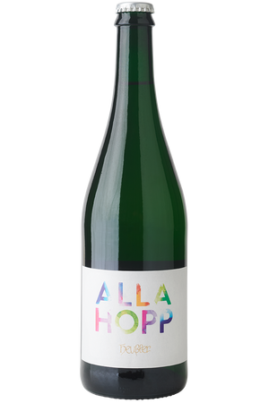 Eine Flasche mit alkoholfreiem Traubensecco versetzt mit Kohlensäure in einer Sekt Flasche mit Kronkorken.